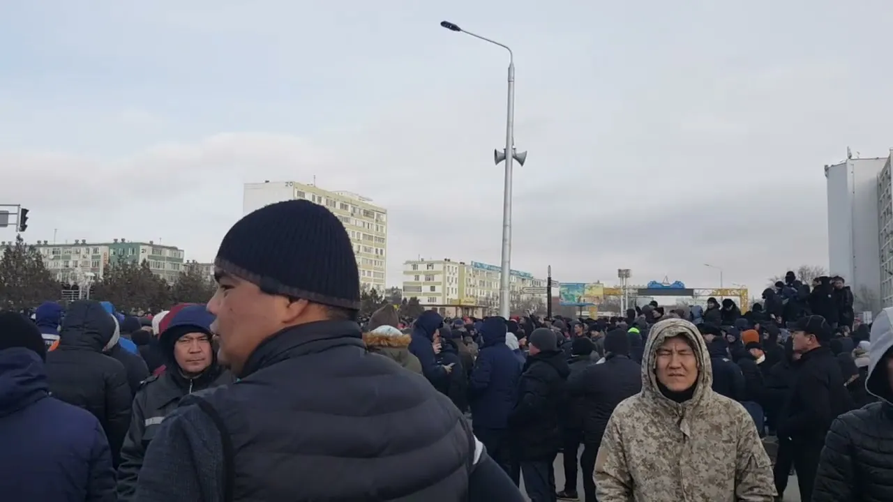 Ақтаулықтар жедел жәрдем көлігін өткізіп жіберді. Бейбіт митинг жалғасуда. 04.01.2022 #kazakhstan