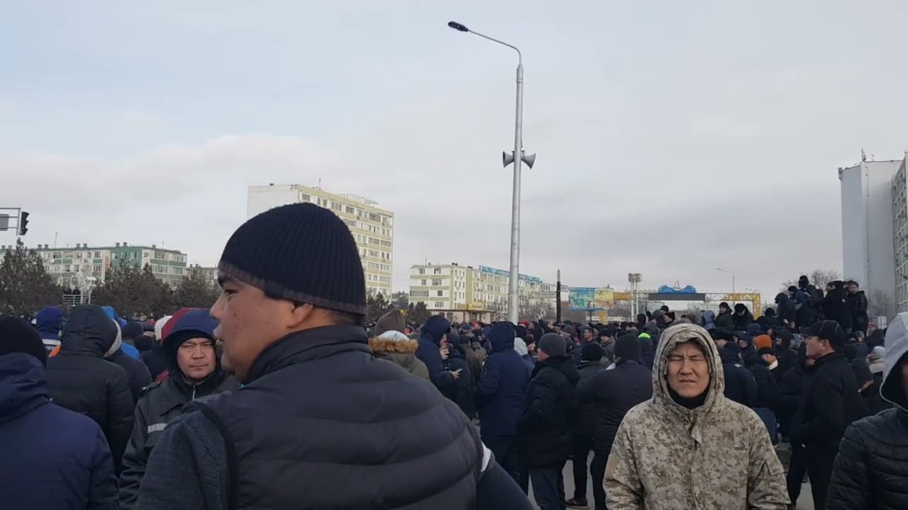 Ақтаулықтар жедел жәрдем көлігін өткізіп жіберді. Бейбіт митинг жалғасуда. 04.01.2022 #kazakhstan