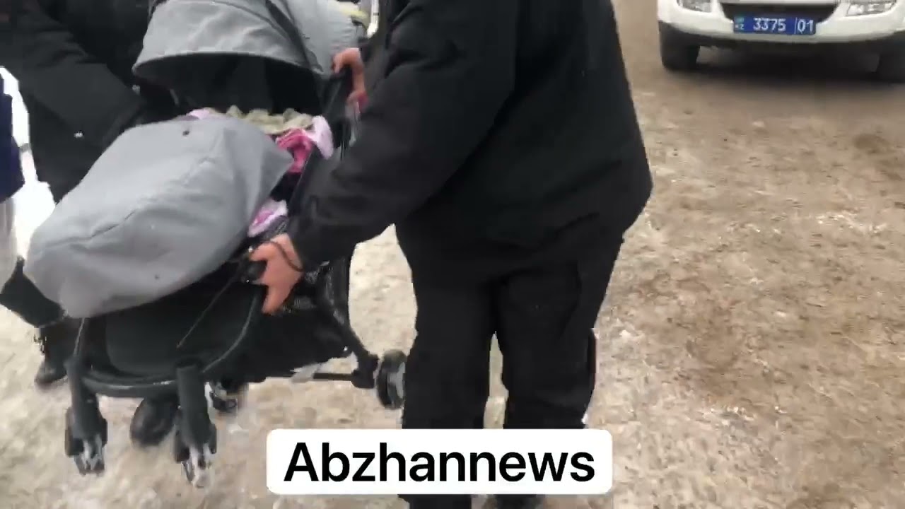 Задержание пятимесячного ребёнка в коляске, Астана 04.01.2022 #kazakhstan #астана #euinkz #протесты