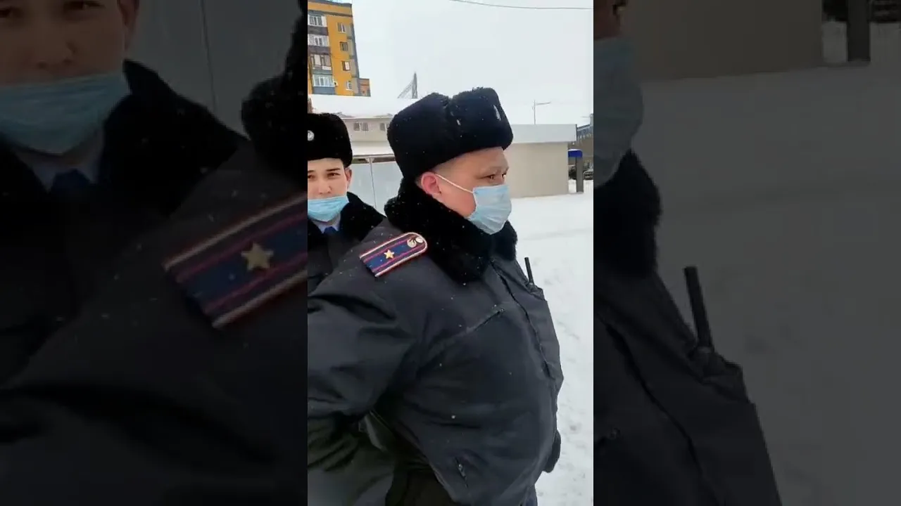 Гражданского активиста Кайрата #Ешниязов незаконно задержали полицейские. #Актобе 04.01.2022 #kz