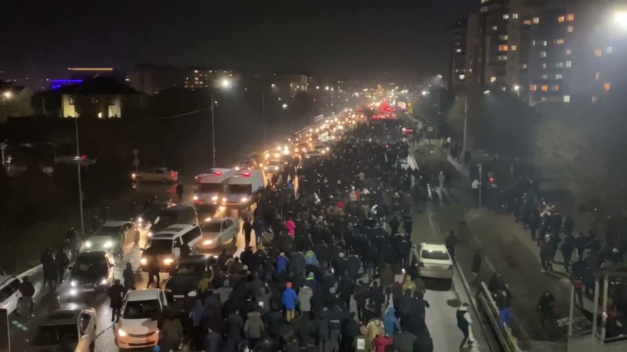 Продолжается мирное шествие от Алматы Арены по Момышулы, Абая до площади Республики. 05.01.2022 #kz