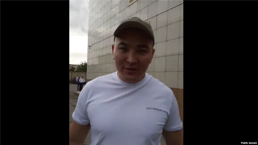 Пережившего пытки в январе Азамата Батырбаева приговорили к четырем с половиной годам тюрьмы условно
