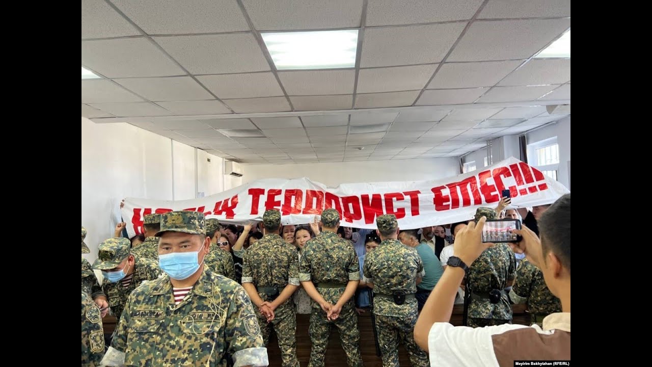Сотта"халық террорист емес" деп плакат көтерген белсенді 15 тәулікке қамалды