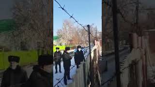 Сотрудники полиции приехали домой к гражданскому активисту Еркину Казиеву. Каскелен, 27.01.2022.