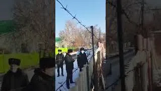 Сотрудники полиции приехали домой к гражданскому активисту Еркину Казиеву. Каскелен, 27.01.2022.