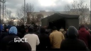В Актау ставят палатки. Около трех тысяч человек протестуют на площади Ынтымак. 3.01.2022