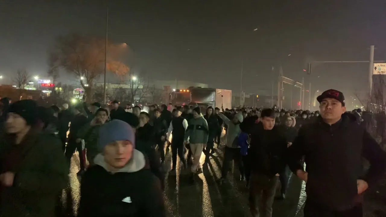 Протестное шествие в Алматы в ночь с 4-го на 5-е января