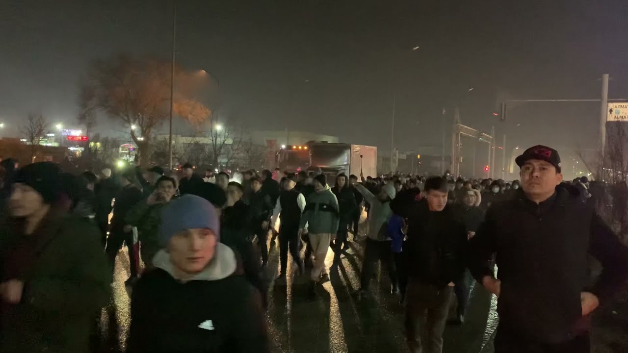 Протестное шествие в Алматы в ночь с 4-го на 5-е января