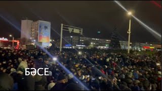 Ночь. 5000 протестующих на площади в Актау. 4.01.2022