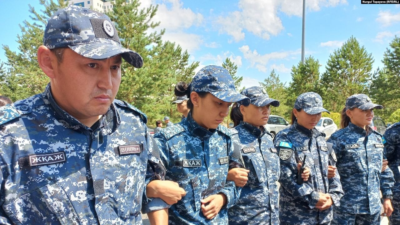 «Одному сломали руку, другому вывихнули». Задержание прибывших в столицу родственников жертв Январских событий