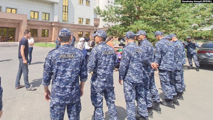 Қаңтарда оққа ұшқан туыстарын ақтауды талап еткен азаматтарды полиция ұстап әкетті