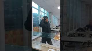 Под видом якобы клиентов кафе, сотрудники полиции пришли вести за активисткой незаконную слежку.