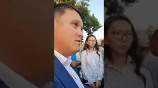 Беседа родственников Жанмурата Аштаева с представителем посольства Евросоюза, после окончания суда.