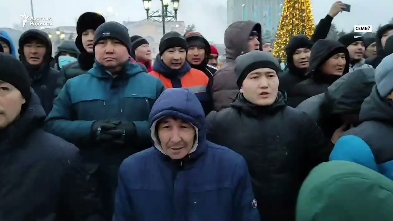 Семейде мыңға жуық наразы топ әкімдік алдында ұрандатып тұр