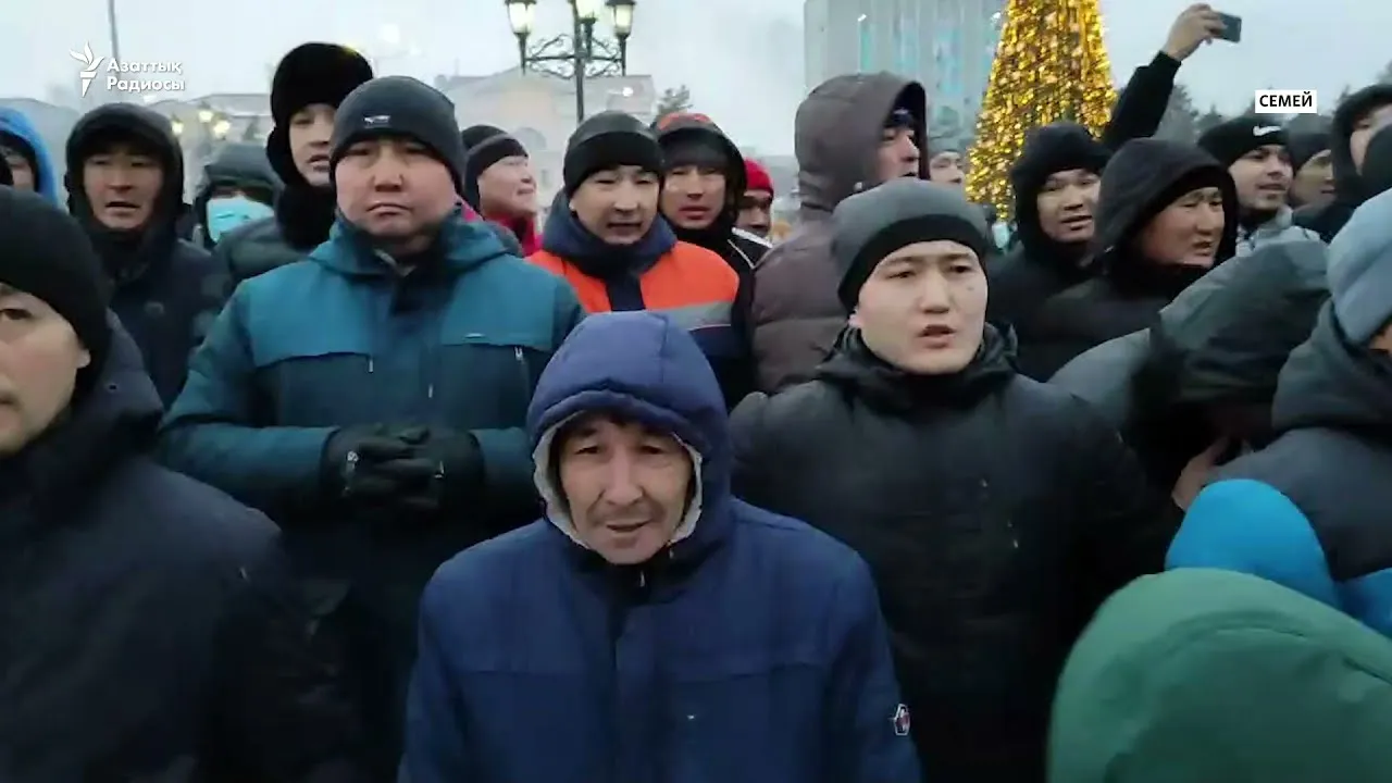 Семейде мыңға жуық наразы топ әкімдік алдында ұрандатып тұр
