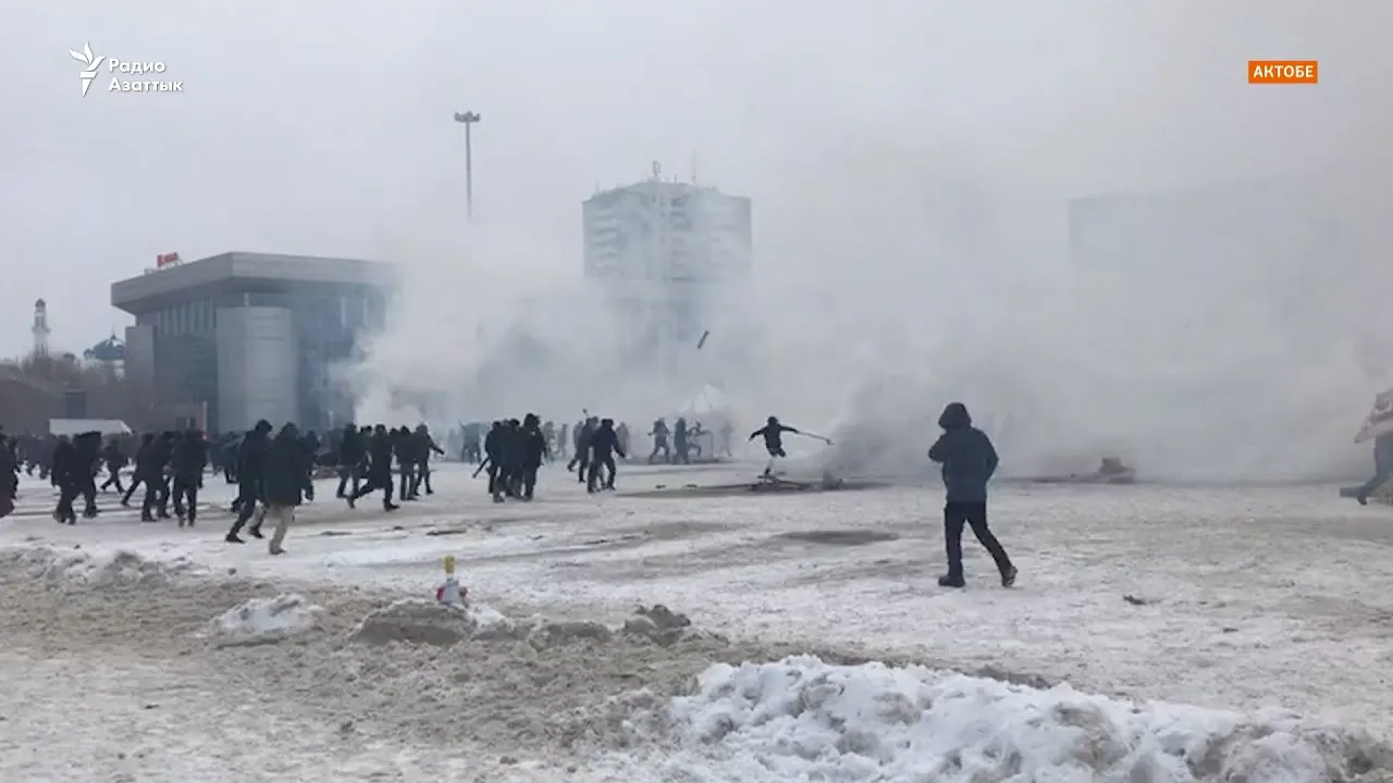 Ақтөбеде наразылар әкімдікке кіруге талпынып жатыр, полиция жас ағызатын газ қолданды