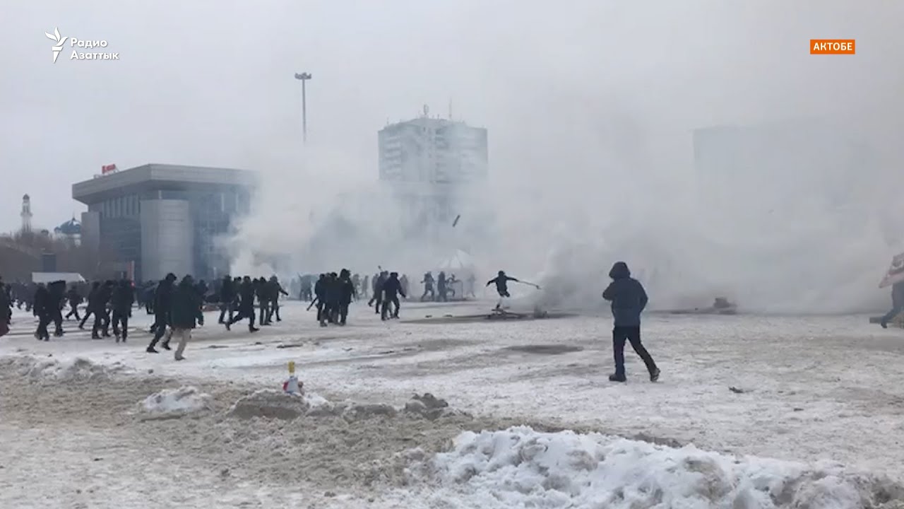 Ақтөбеде наразылар әкімдікке кіруге талпынып жатыр, полиция жас ағызатын газ қолданды
