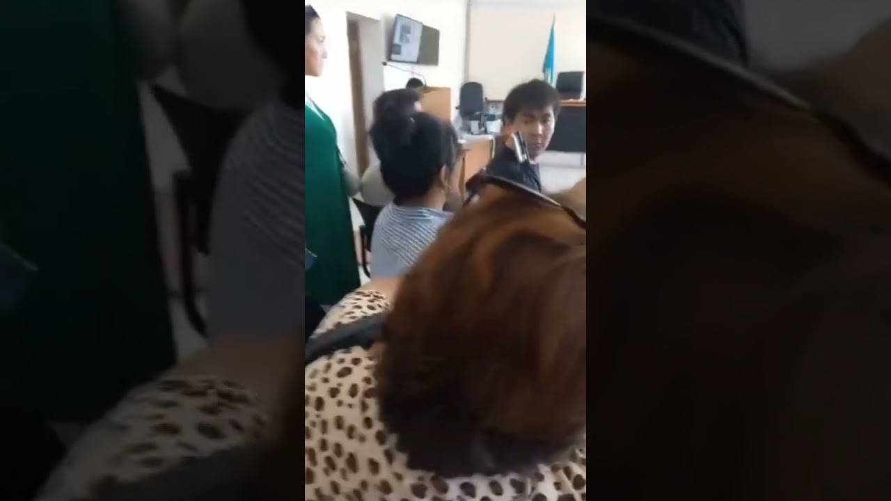 Родственники Азанбаева А, который пытал кантаровцев   выгоняют из зала суда правозащитницу. #Семей