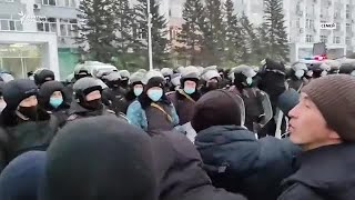 Протесты в Семее: протестующие уговаривают полицию присоединиться