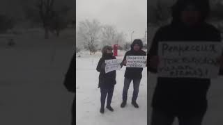 ЖАНАОЗЕНЦЫ ТРЕБУЮТ ПРЕКРАТИТЬ ПЫТКИ И РЕПРЕССИИ!   ХАЛЫҚ — ТЕРРОРИСТ ЕМЕС!