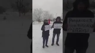 ЖАНАОЗЕНЦЫ ТРЕБУЮТ ПРЕКРАТИТЬ ПЫТКИ И РЕПРЕССИИ!   ХАЛЫҚ — ТЕРРОРИСТ ЕМЕС!
