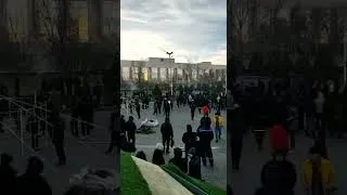 В Актау, на площади перед акиматом, продолжается митинг, к нему присоединяется все больше людей.