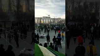 В Актау, на площади перед акиматом, продолжается митинг, к нему присоединяется все больше людей.
