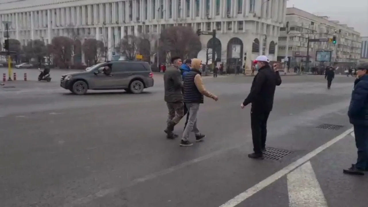 Подлый режим Назарбаева хочет вызвать ненависть полиции к протестующим в Алматы.