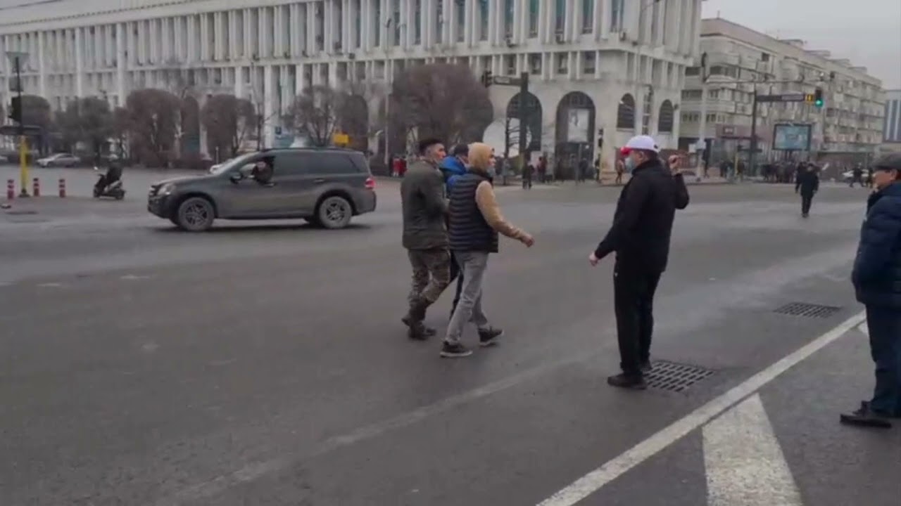 Подлый режим Назарбаева хочет вызвать ненависть полиции к протестующим в Алматы.