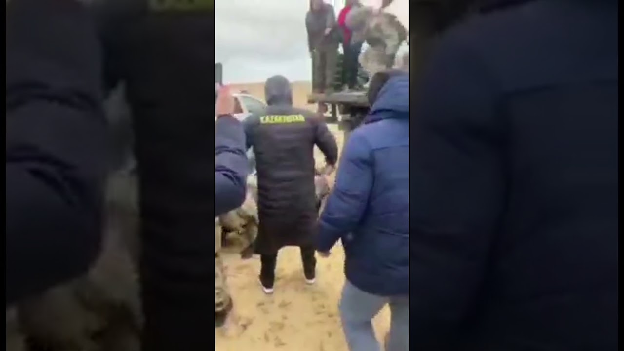 В Актау, протестующие перехватили военных, направленных на разгон мирных протестов.