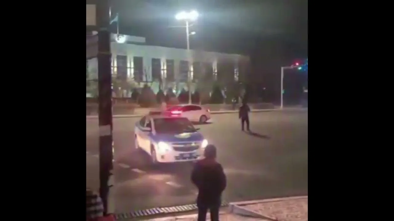 В АКТАУ ПЕРЕКРЫЛИ ДОРОГУ ПЕРЕД ОБЛАСТНЫМ АКИМАТОМ