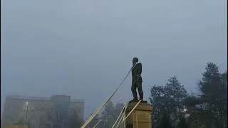 В Алматинской области, г.Талдыкорган протестующие пытаются снести памятник экс-президенту Назарбаеву