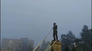 В Алматинской области, г.Талдыкорган протестующие пытаются снести памятник экс-президенту Назарбаеву