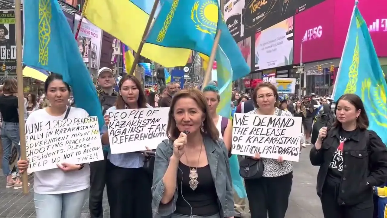 Казахстанцы в Нью-Йорке вышли на митинг рассказать о том, что происходит в Казахстане!