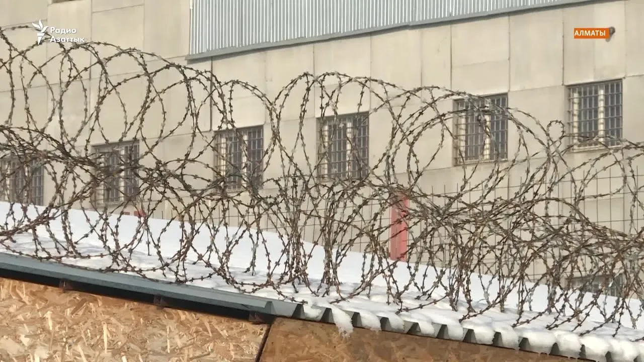 «Завели в камеру, сказали:"Насилуйте"». О чем рассказал арестованный с тяжелым ранением