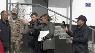 Жылжымалы сот. Әскерилер атыс тастаған отбасы. Айыпкердің анасы сотта өлгендердің өзін кінәлады