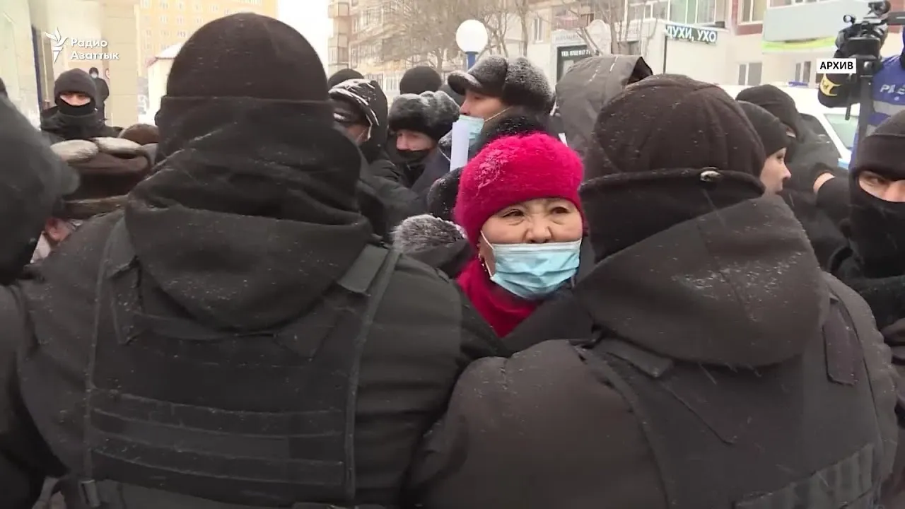 Протесты, кеттлинг, освобождение нескольких политзаключенных и приговоры активистам