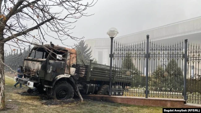 Президент резиденциясының қақпасы маңында тұрған өртенген жүк көлігі. Алматы, 6 қаңтар 2022 жыл. Билік өртеніп, бүлінген резиденцияны пайдалану қауіпті болатынын айтып, оны сүріп тастауды ұйғарды.