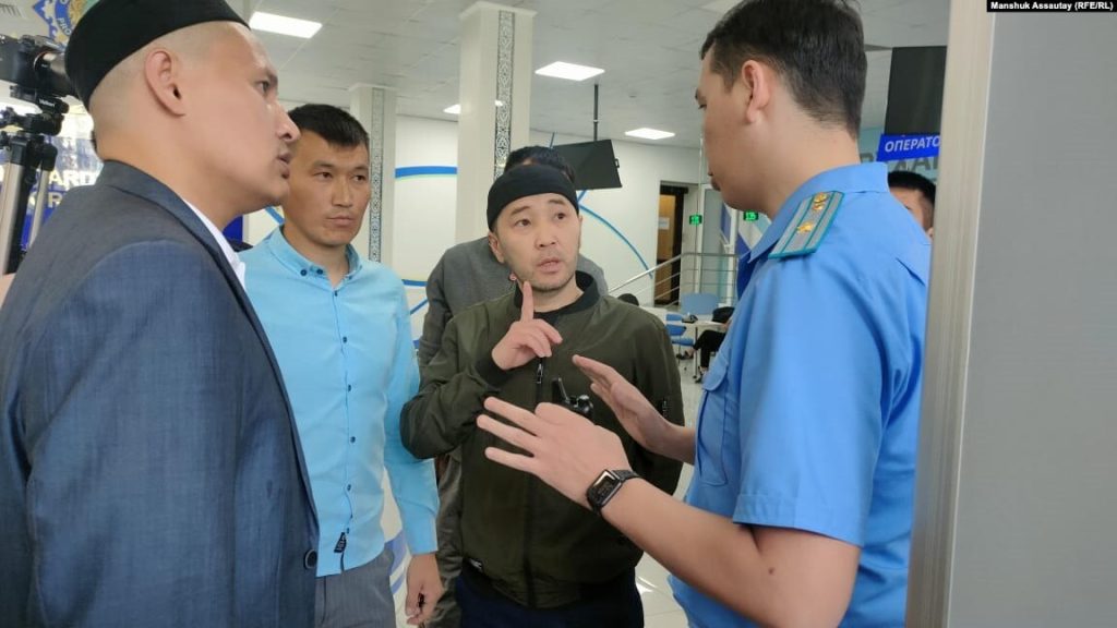 Қаңтар оқиғасынан кейін қамауда азапталғанын мәлімдеген азаматтар прокуратураға келіп тұр. Алматы, 6 мамыр 2022 жыл.