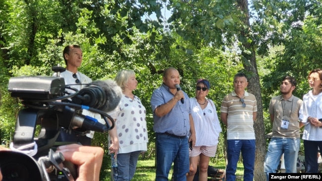 Сөз бостандығын талап еткен митингіде сөйлеп тұрған журналист Амангелді Батырбеков. Алматы, 25 маусым 2022 жыл