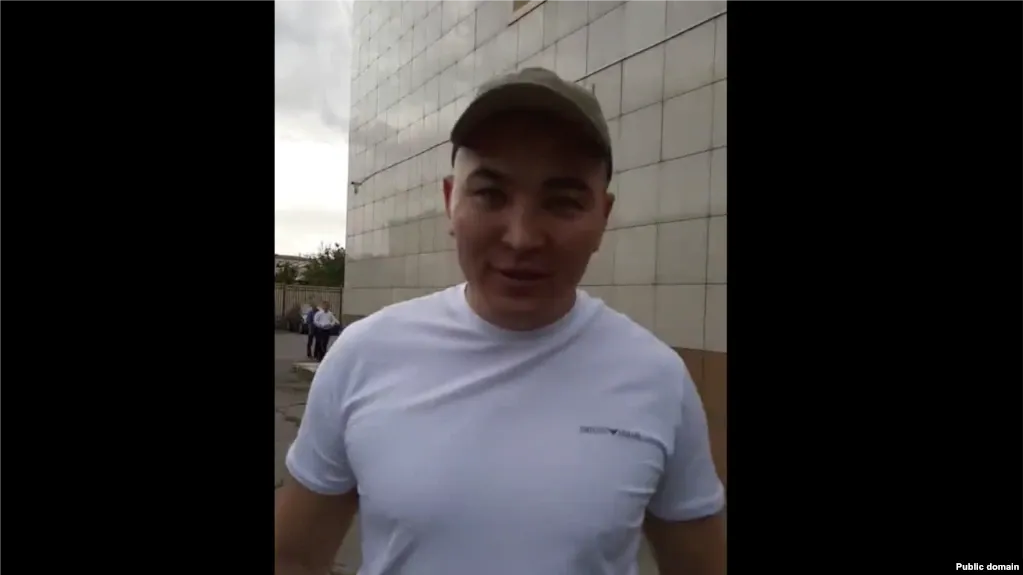 Пережившего пытки в январе Азамата Батырбаева приговорили к четырем с половиной годам тюрьмы условно