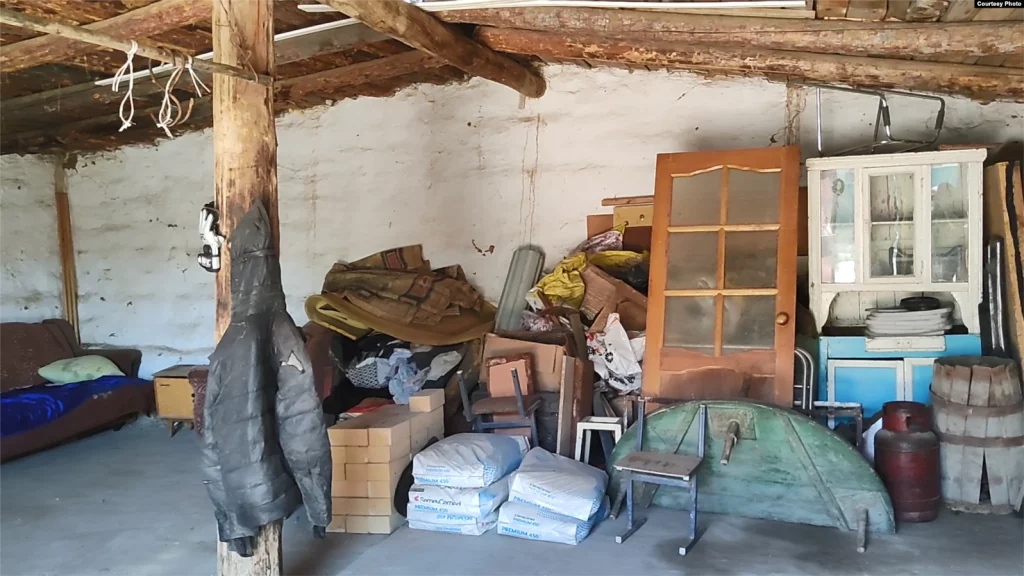 Гараж, в котором мать нашла сына повешенным