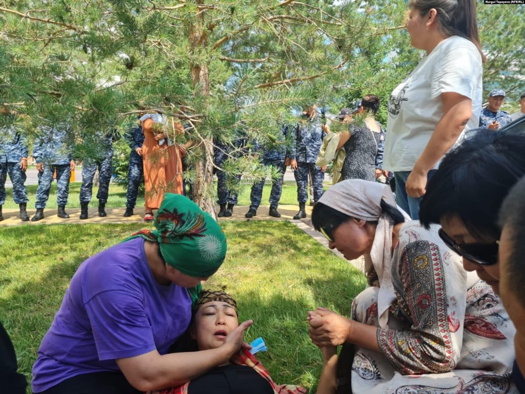Оқиға кезінде наразылардың кейбірінің денсаулығы нашарлап, жедел жәрдем көлігі шақыртылды. Нұр-Сұлтан, 13 шілде 2022 жыл.