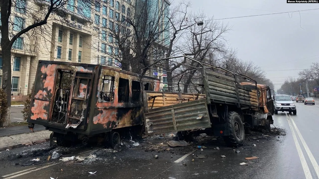 «Меня пинали по почкам, я всё подписала». Кого из участников январских протестов ждет амнистия