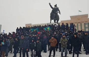 «Мы с другом стали кричать: «Не стреляйте в народ!», но они в ответ кидали в нас гранаты»