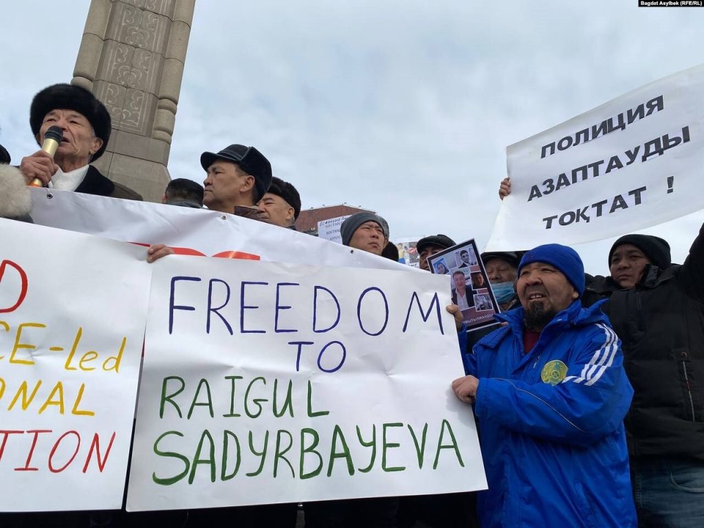 Қаңтар құрбандарын еске алу митингісінде билікке талаптарын айтып тұрған адамдар. Алматы, 13 ақпан 2022 жыл.